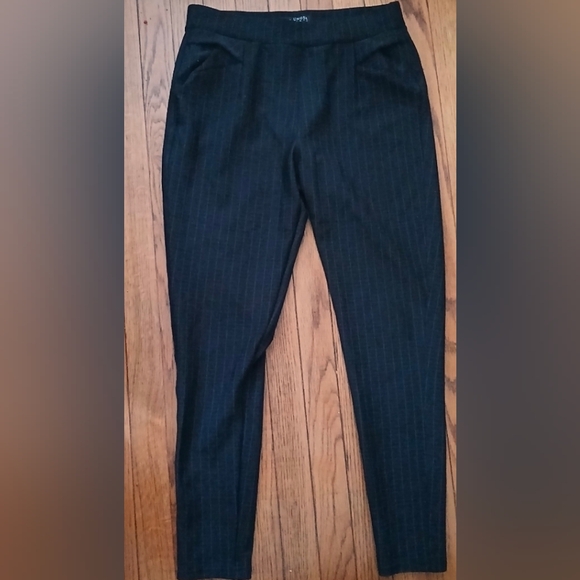 Kay Unger Pants - Kay Unger NY - Women's Black, Striped Pull On Skinny Stretch Pants. Size Medium